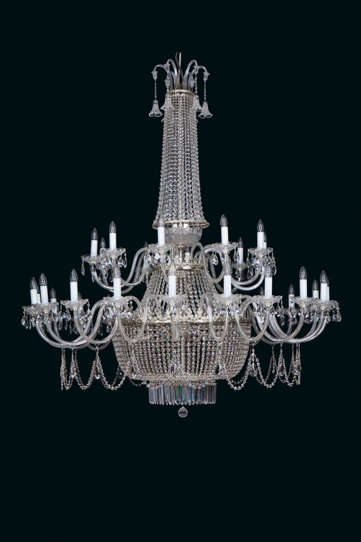 Vue frontale complète du lustre en cristal dévoilant sa silhouette élancée