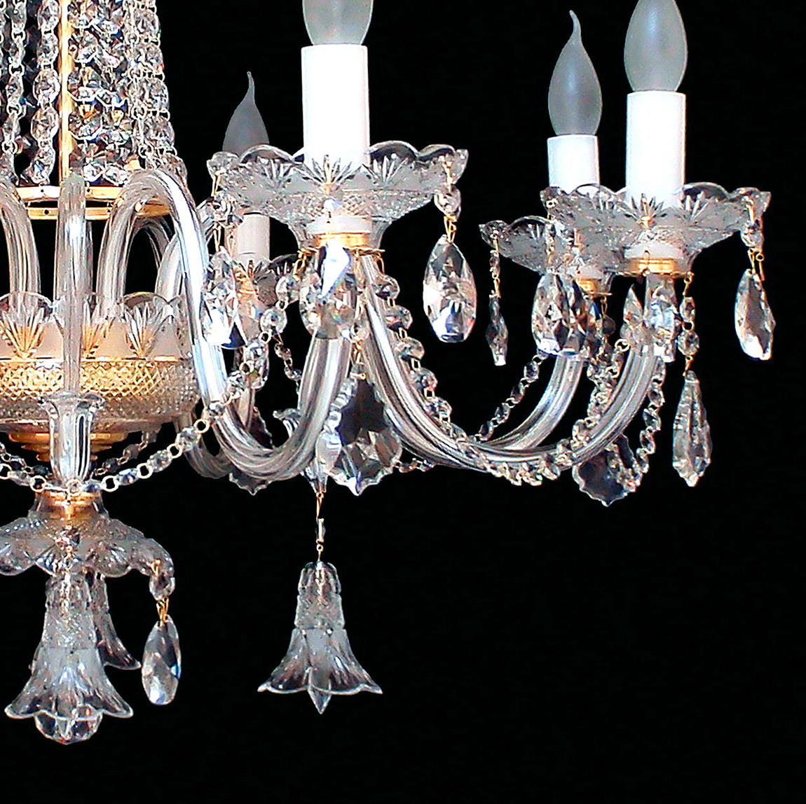 Détail des bras en verre courbé, coupelles godronnées et pendentifs taillés en goutte