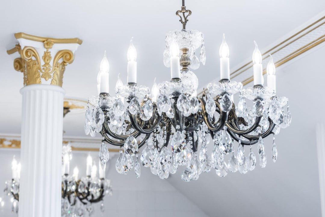 Lustre allumé suspendu dans une pièce classique avec colonnes et moulures