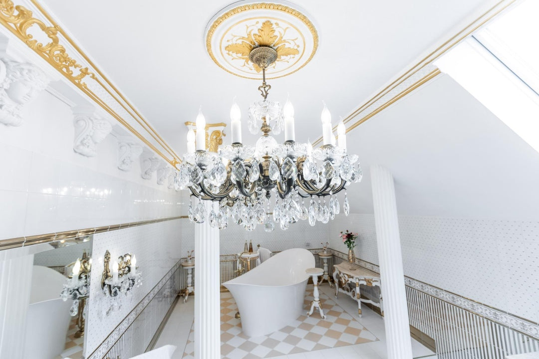 Vue en plongée du lustre au-dessus d'une salle de bain avec baignoire îlot