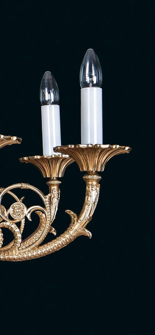 Gros plan d'un bras torsadé orné, coupelle à godrons, douille blanche et ampoule transparente.