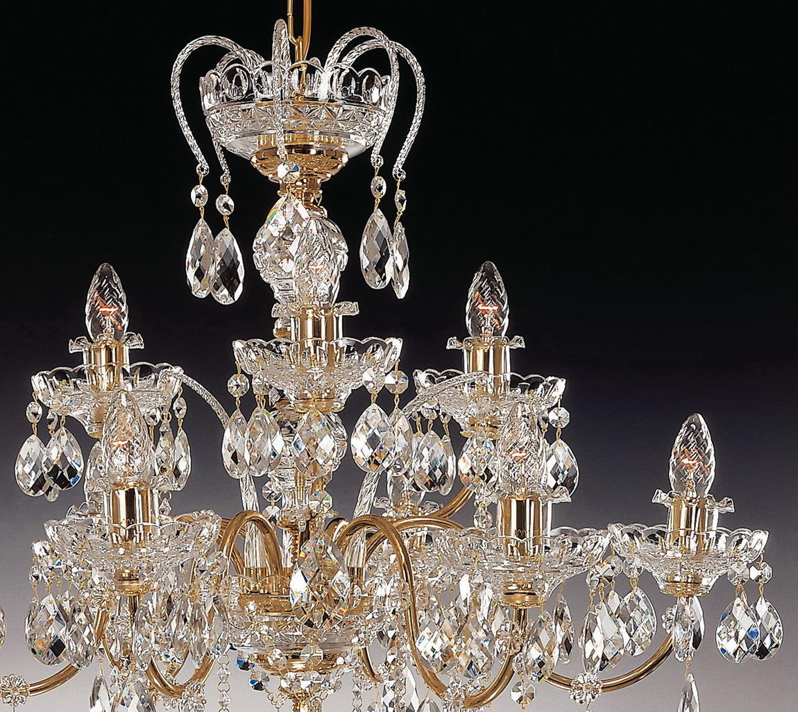 Détail du sommet avec coupelle ciselée, arceaux en cristal et gouttes suspendues.