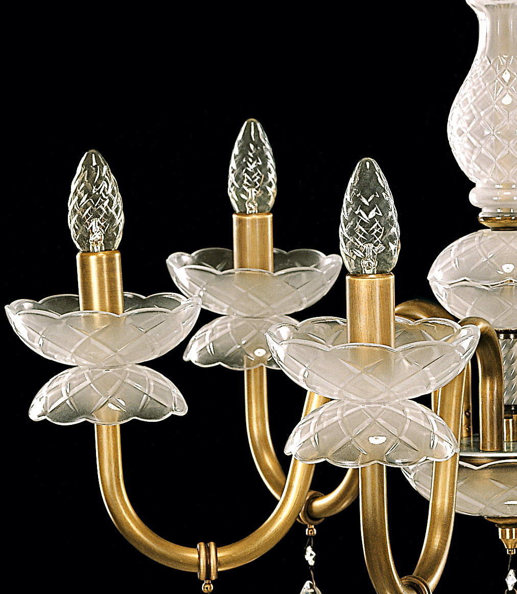 Détail de deux bras avec coupelles fleur, douilles dorées et gouttes de cristal.