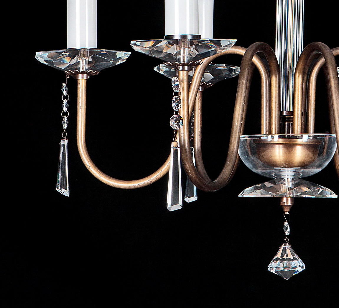 Détail des bras recourbés, coupelles de cristal taillé et pampilles pendantes en verre