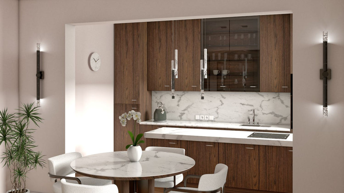 Mise en ambiance cuisine : deux appliques murales verticales encadrant les meubles en bois
