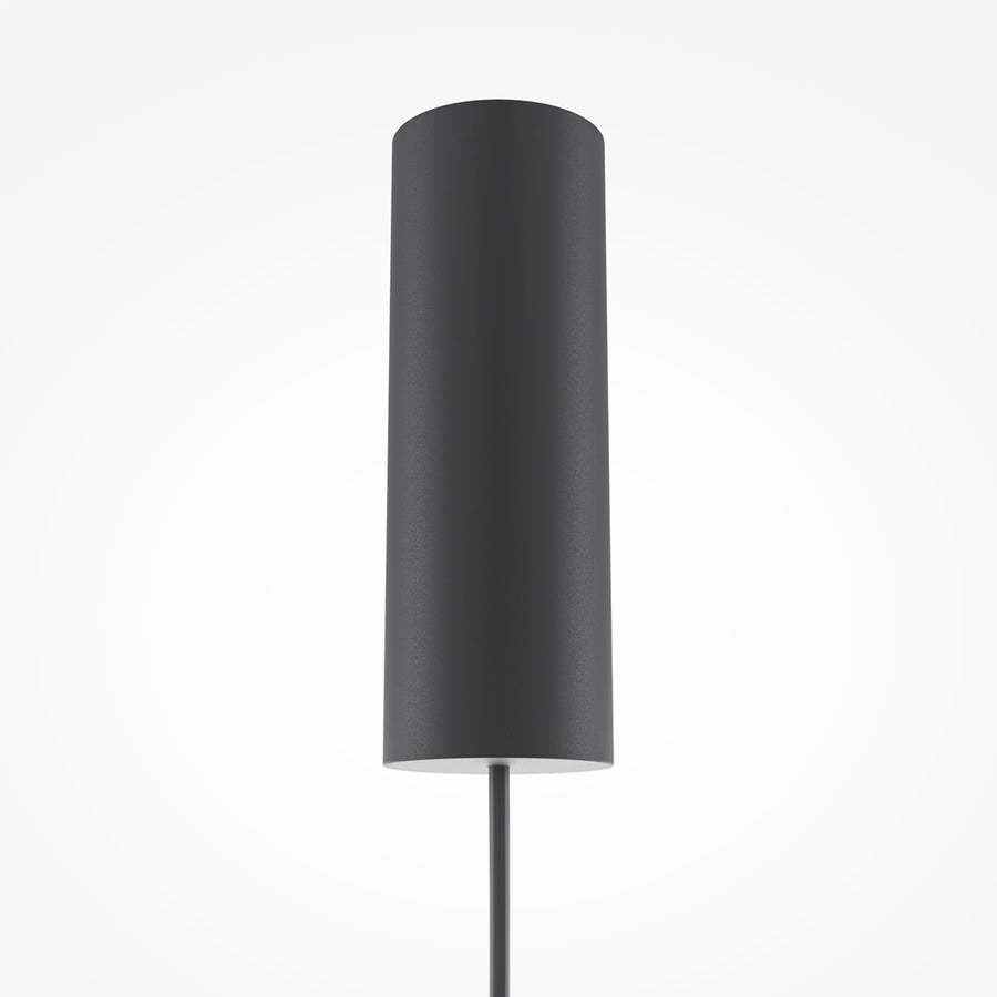Détail de la rosace cylindrique noire fixée au plafond avec son câble