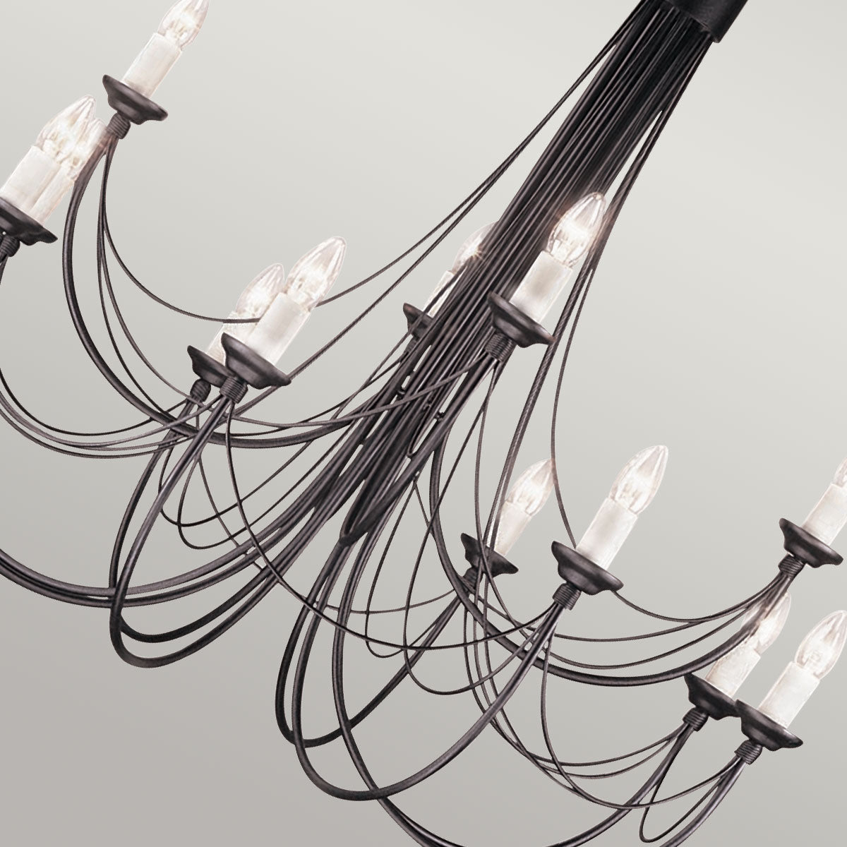 Vue plongeante des bras entrelacés et des ampoules, soulignant le design aérien du luminaire.