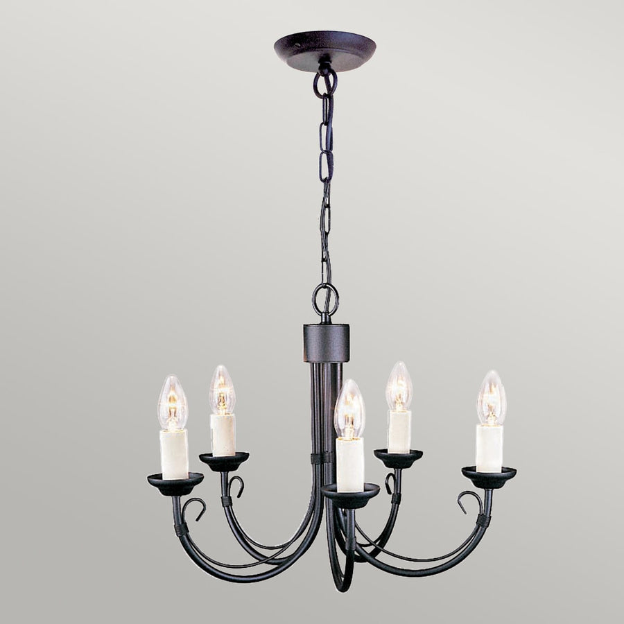 Lustre suspendu par sa chaîne, vue d'ensemble sur fond gris uni