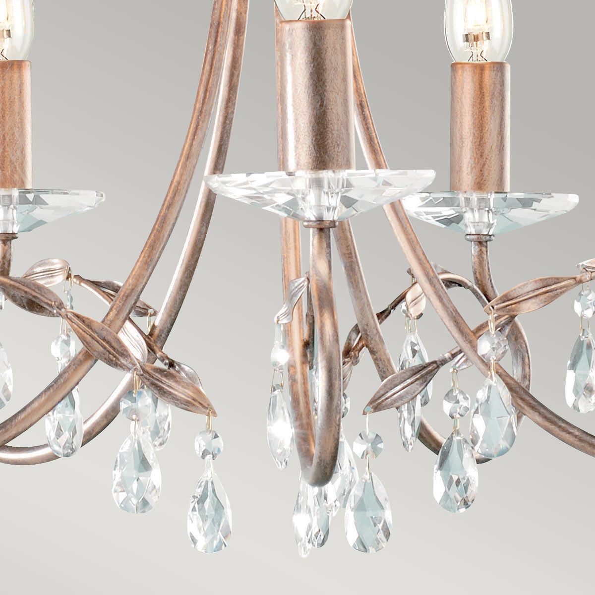 Détail des bras courbés, feuilles métalliques et gouttes de cristal suspendues