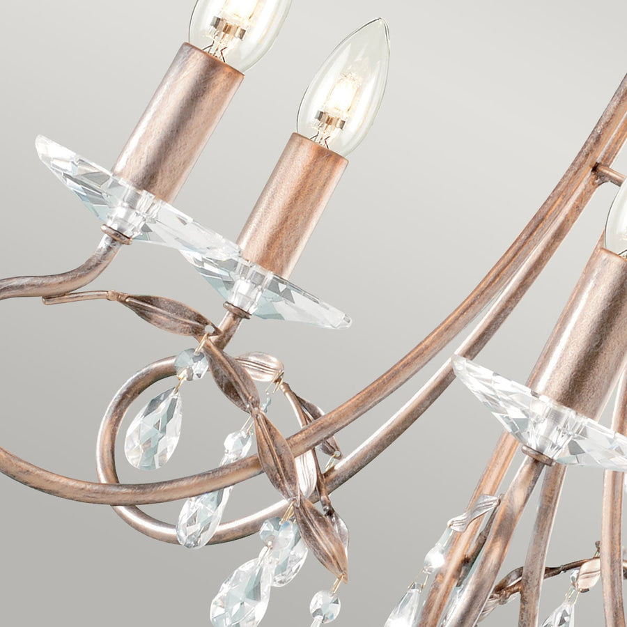 Détail des douilles, coupelles en cristal taillé et ampoules bougies allumées