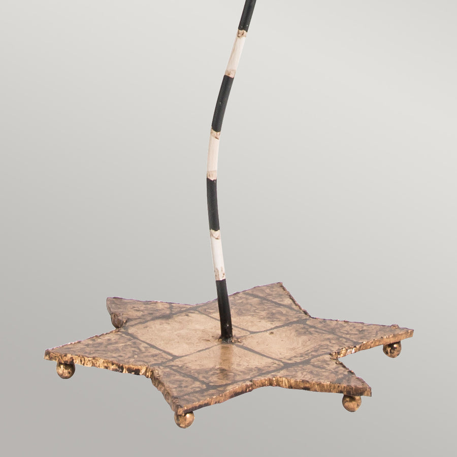Base en forme d'étoile dorée avec petits pieds à roulettes et tige noire.