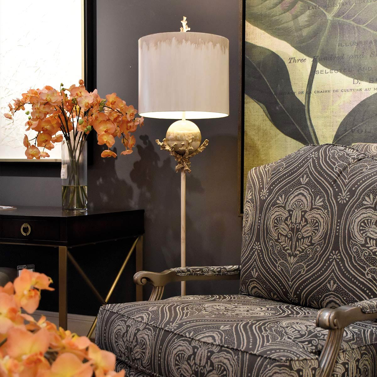 Mise en ambiance du lampadaire près d'une orchidée et d'un fauteuil orné.