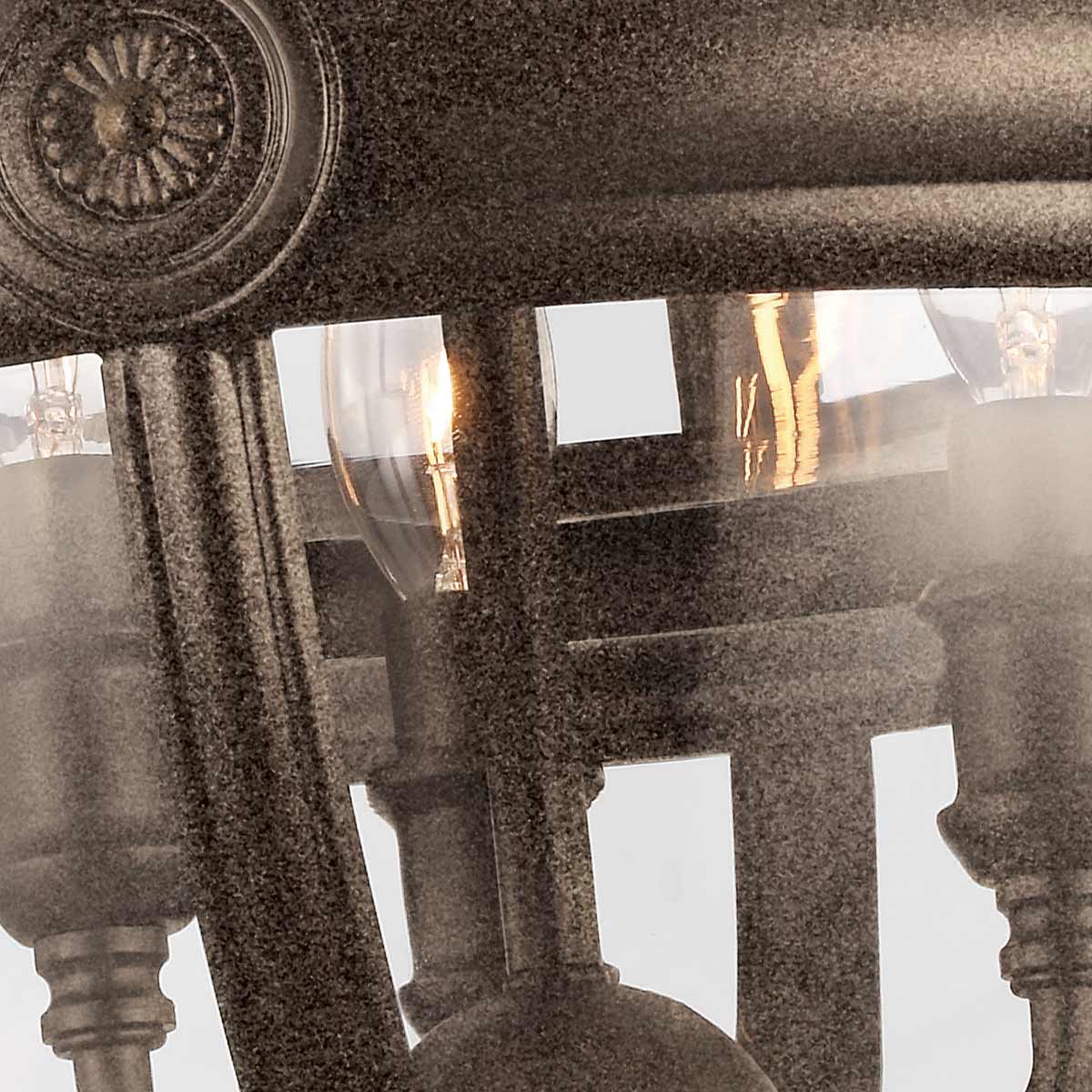 Détail intérieur montrant les douilles et ampoules allumées derrière le verre transparent.