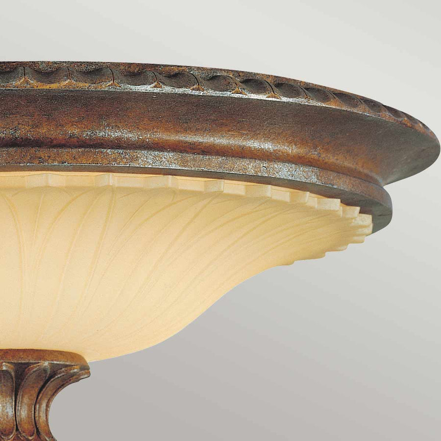 Vue rapprochée du cerclage décoré et du bord ondulé de la cuvette lumineuse