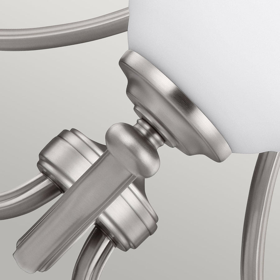 Détail de la finition nickel satiné et du support de diffuseur en verre blanc.