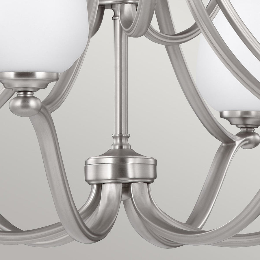 Détail du fût central et des bras courbes avec finitions nickel