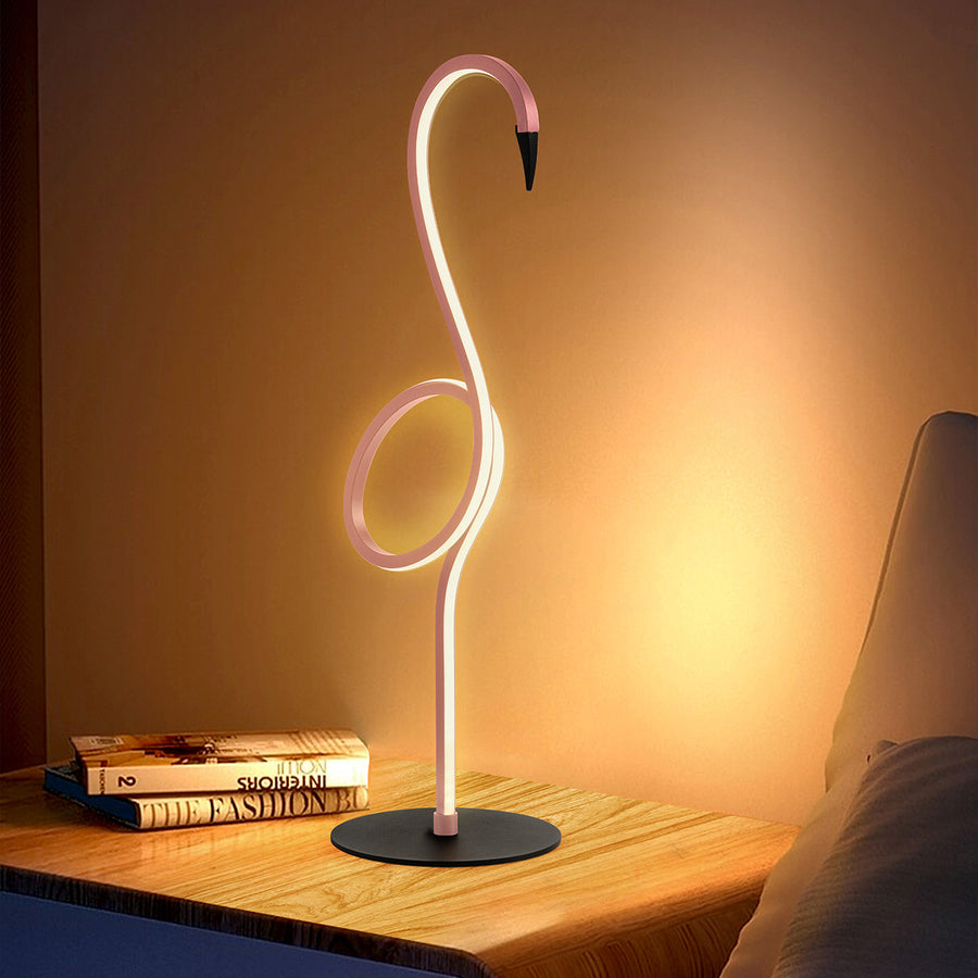Lampe allumée sur une table de nuit en bois, lumière chaude