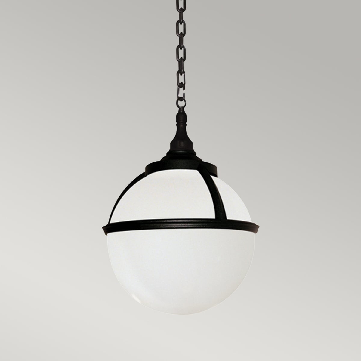 Vue rapprochée du globe en verre blanc maintenu par la cage métallique noire.