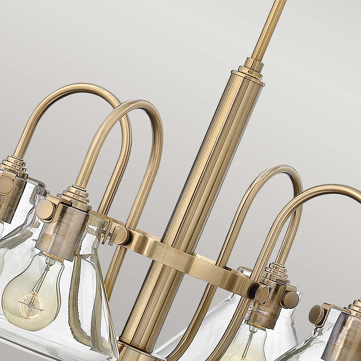 Détail de la finition des bras métalliques et fixations des diffuseurs en verre clair.
