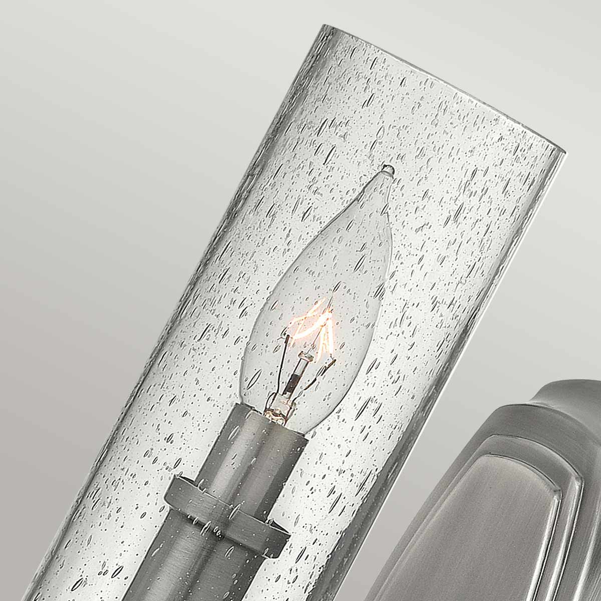 Gros plan du verre graine et de l'ampoule à filament allumée.