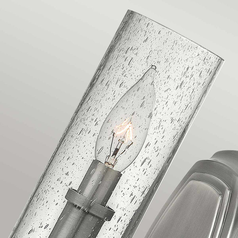 Gros plan du verre graine et de l'ampoule à filament allumée.