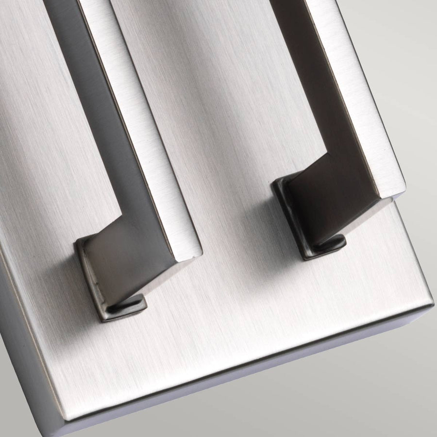 Détail du bras métallique nickel brossé reliant la platine aux douilles