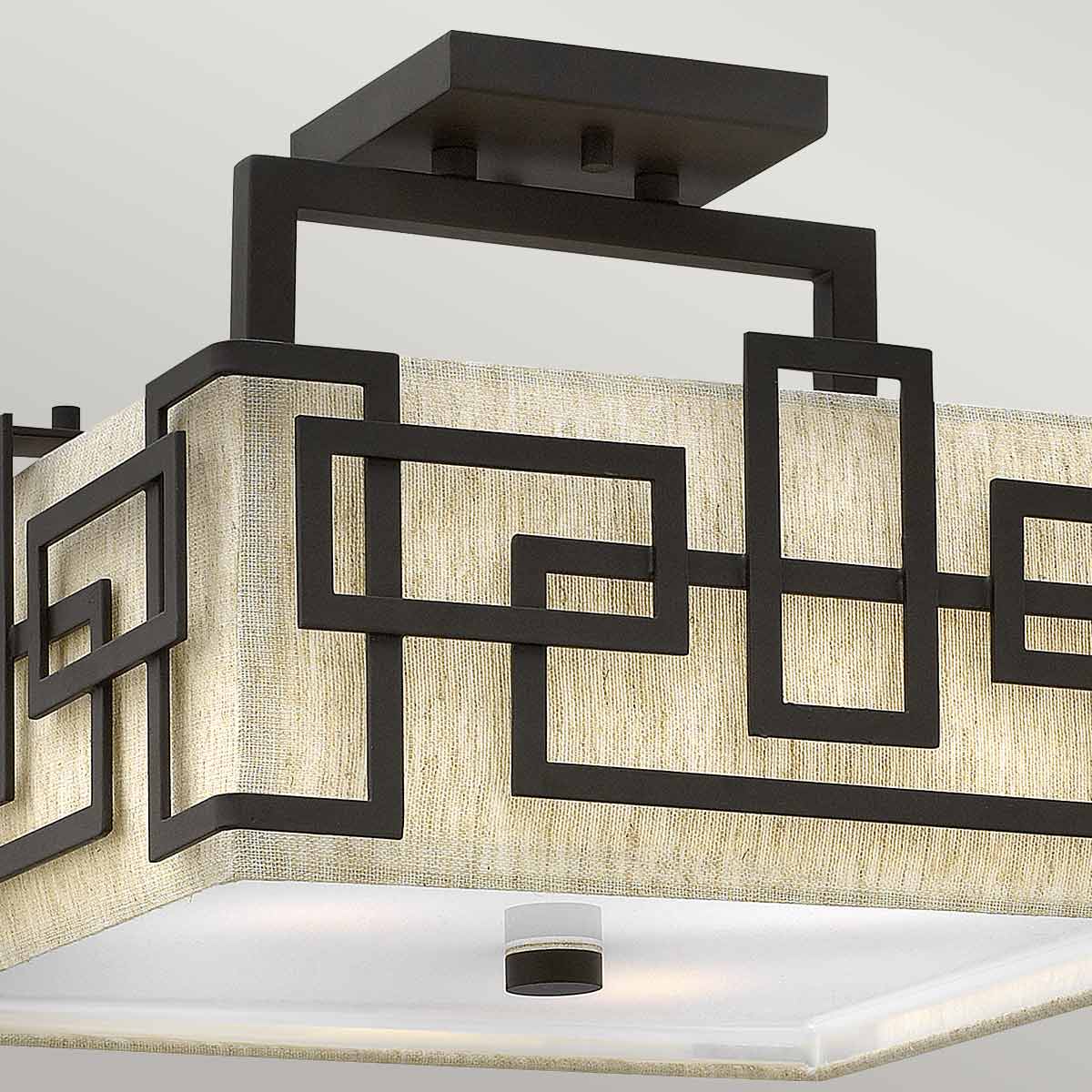 Détail du support plafond et de la structure géométrique en métal noir.