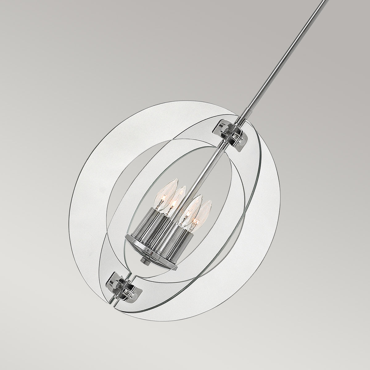 Vue rapprochée en plongée des anneaux chromés et des quatre ampoules du luminaire.