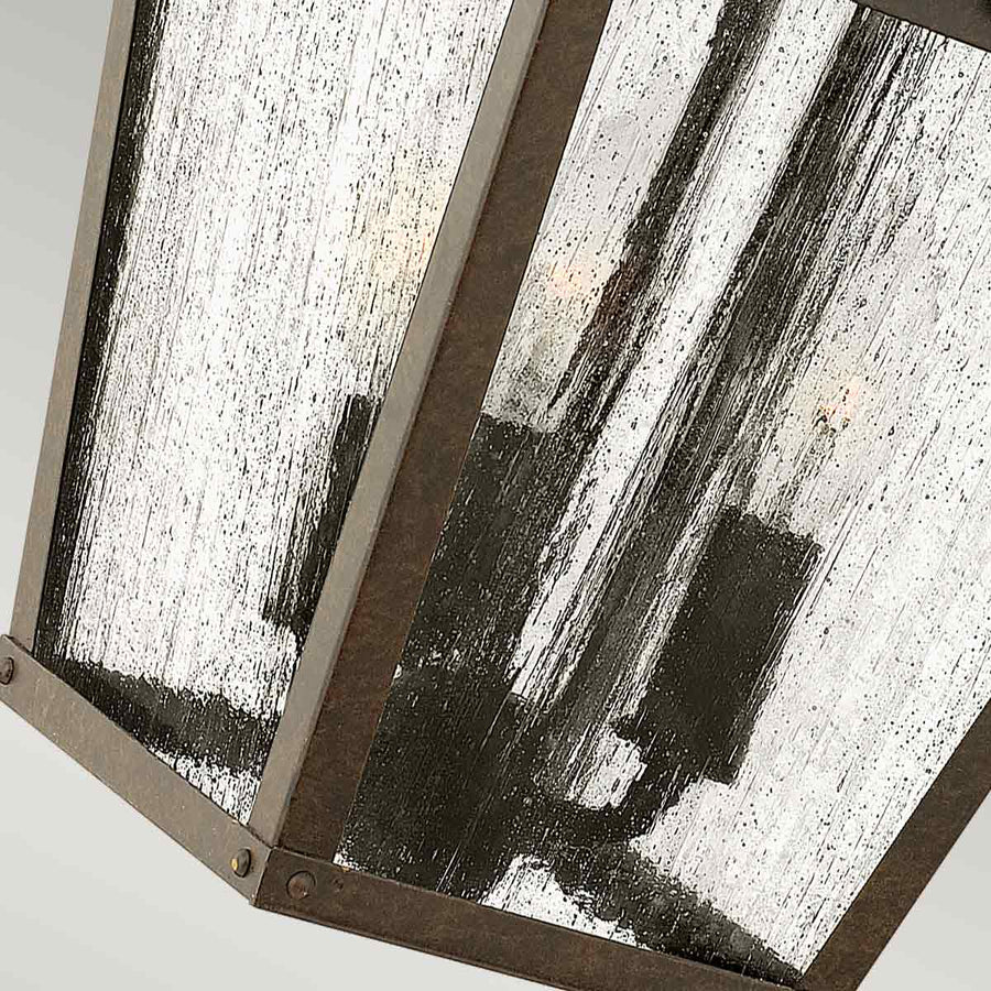Détail du verre grenu et de la structure métallique de l'applique