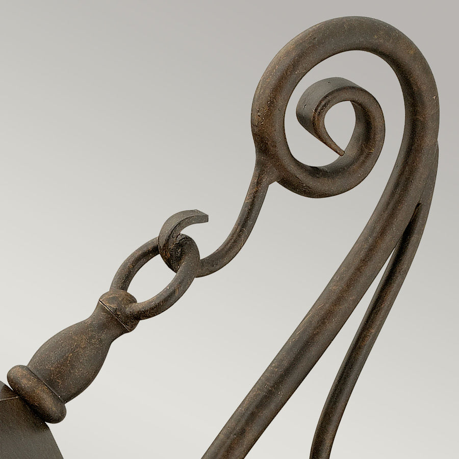 Détail de la volute métallique et de l'anneau reliant le bras au lanternon