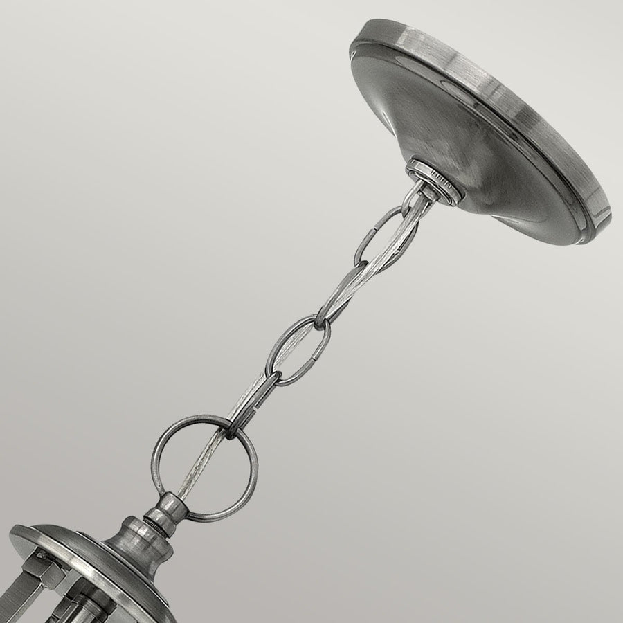 Gros plan sur la chaîne de suspension et la rosace de fixation au plafond