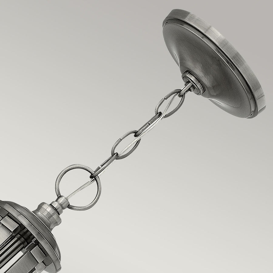 Détail de la chaîne de suspension et du cabochon de plafond nickel brossé