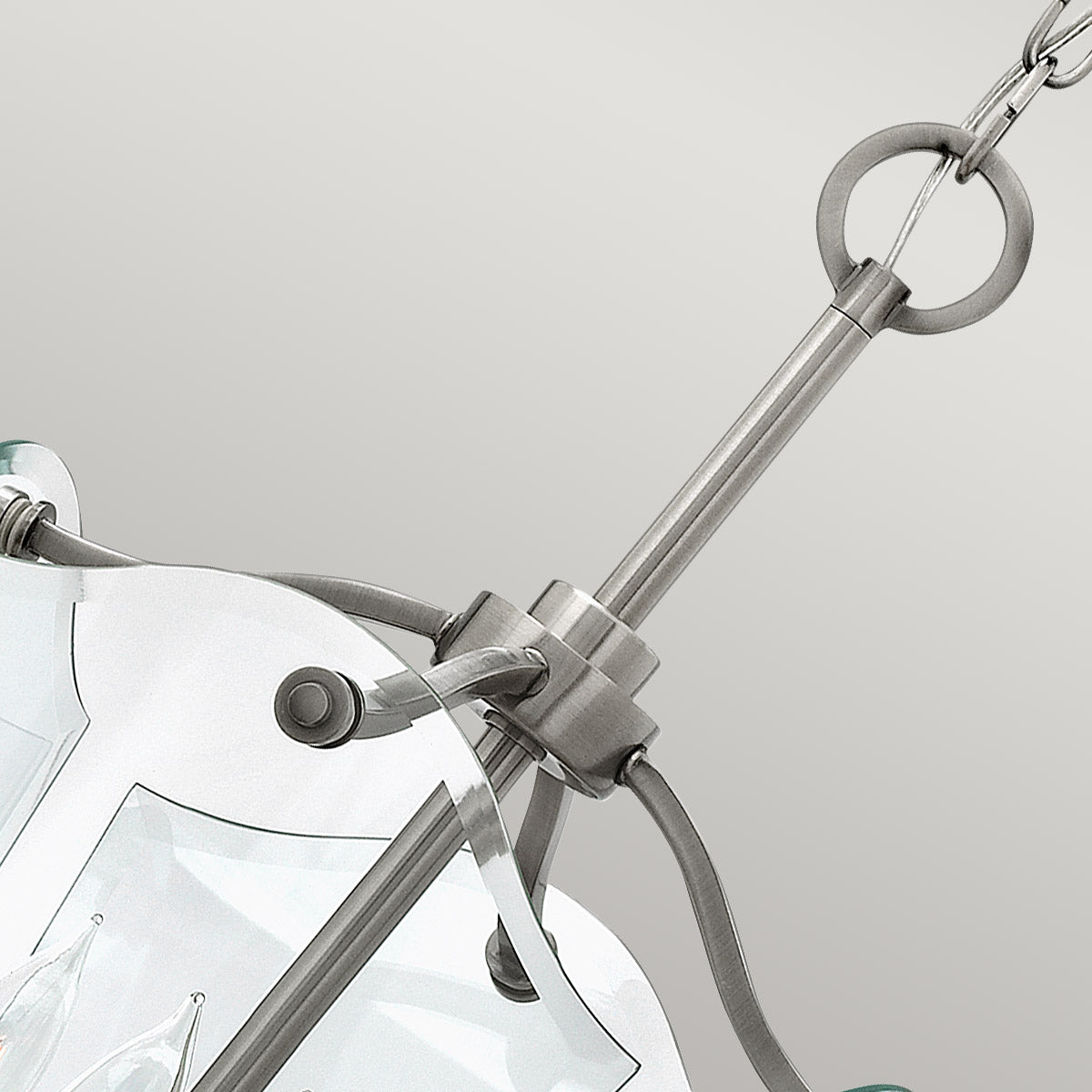 Détail du support central, de l'anneau et des bras métalliques nickel.
