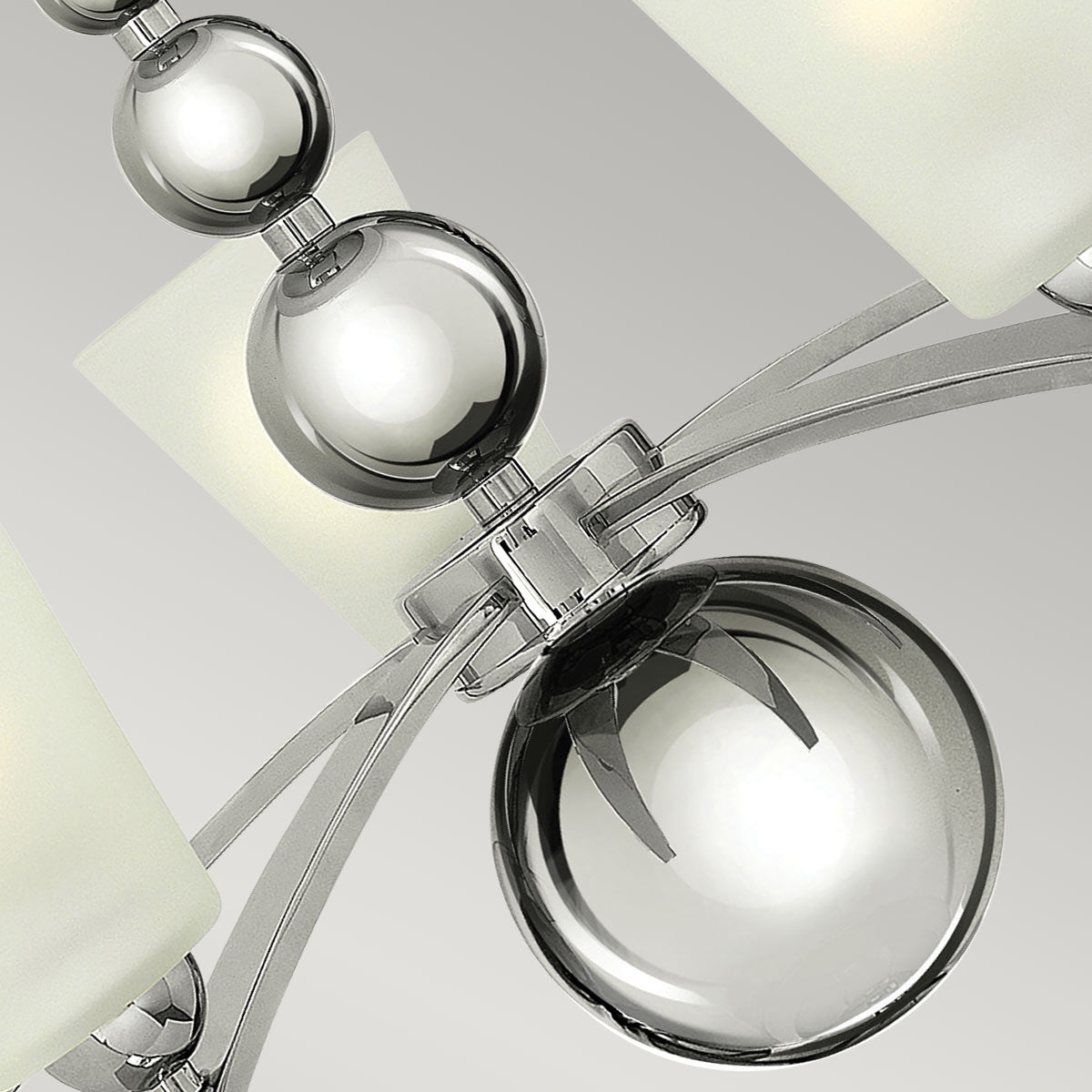 Détail du centre en sphères nickel et verre, bras incurvés