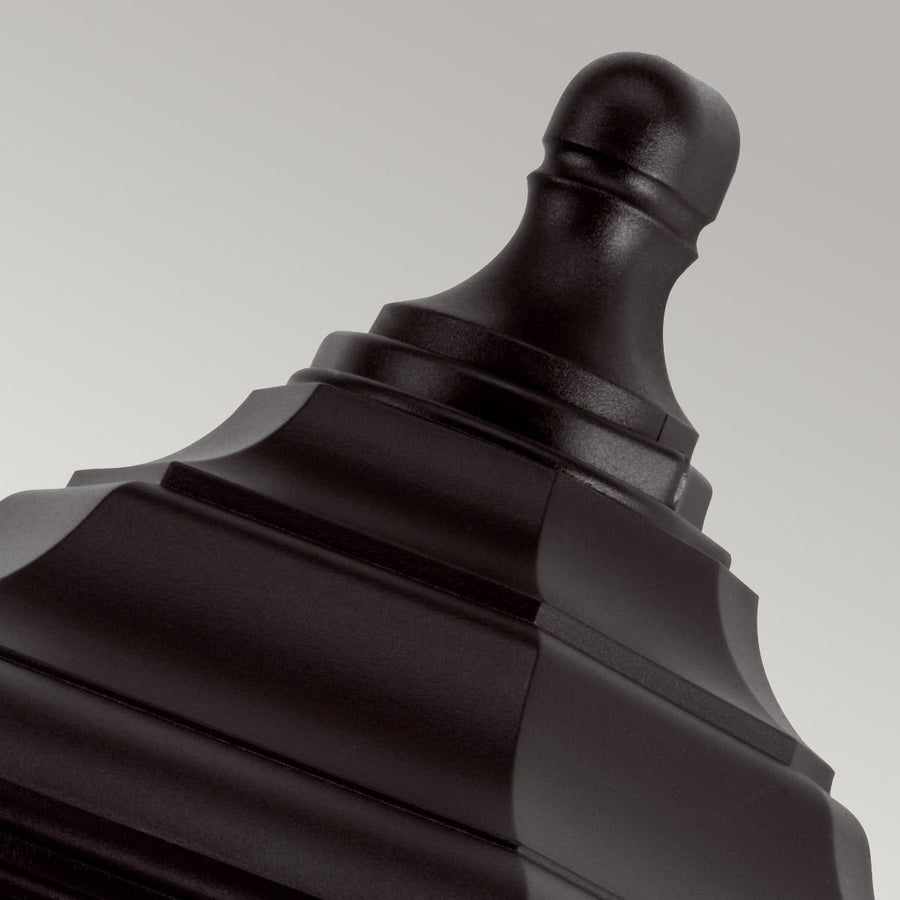 Détail de la pointe supérieure moulurée et du chapeau noir satiné