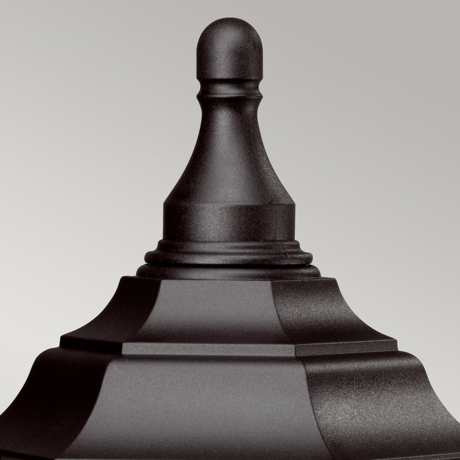 Détail du sommet noir mouluré avec finial arrondi et cercles décoratifs