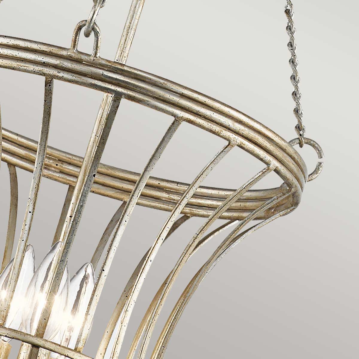 Détail du panier métallique et des pétales en verre de la suspension dorée.