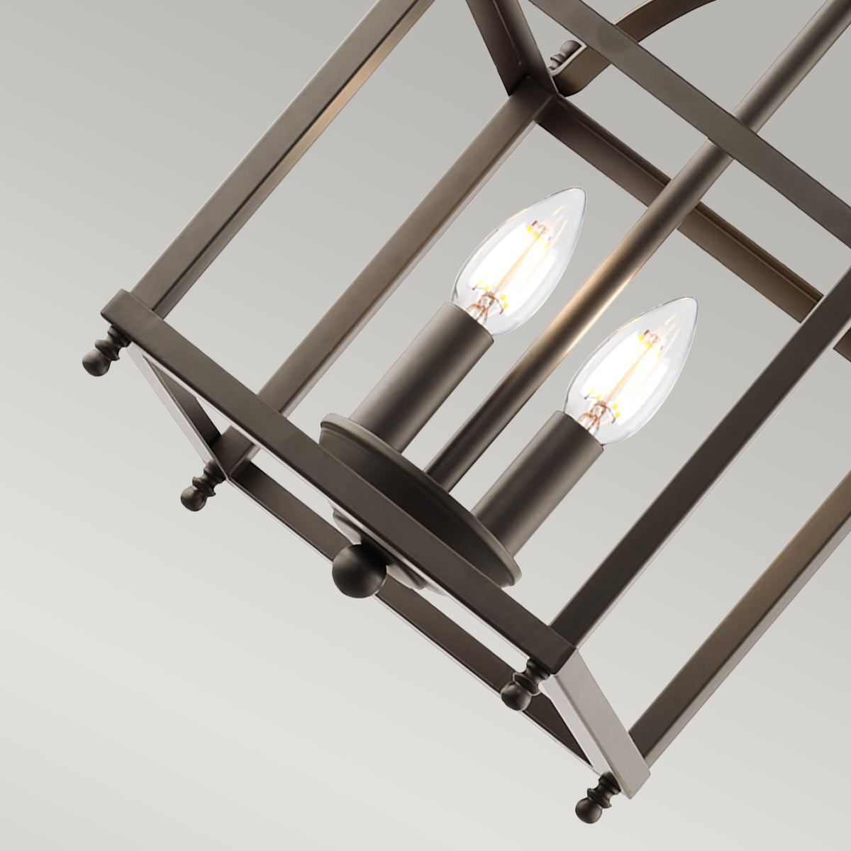 Détail du bas de la lanterne et des deux douilles avec ampoules bougies allumées.