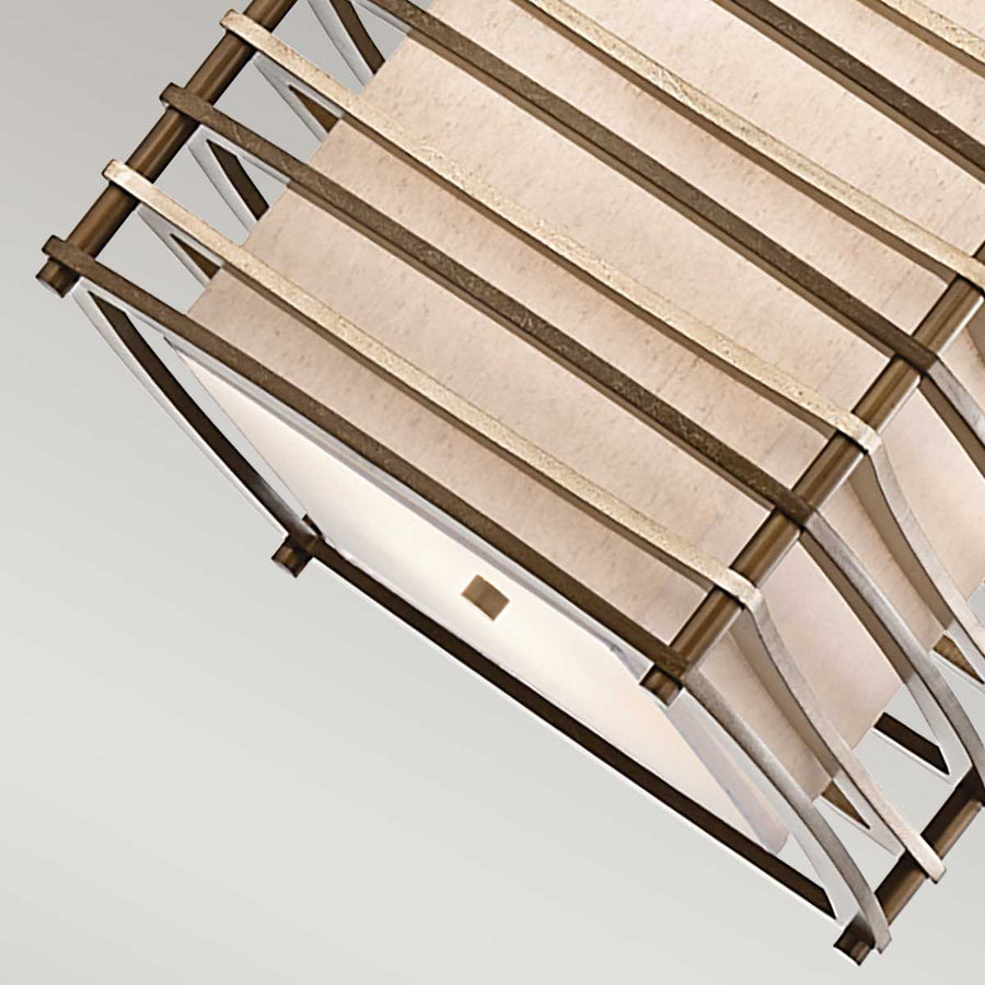 Vue par le dessous montrant le diffuseur en verre et la base carrée de la cage.