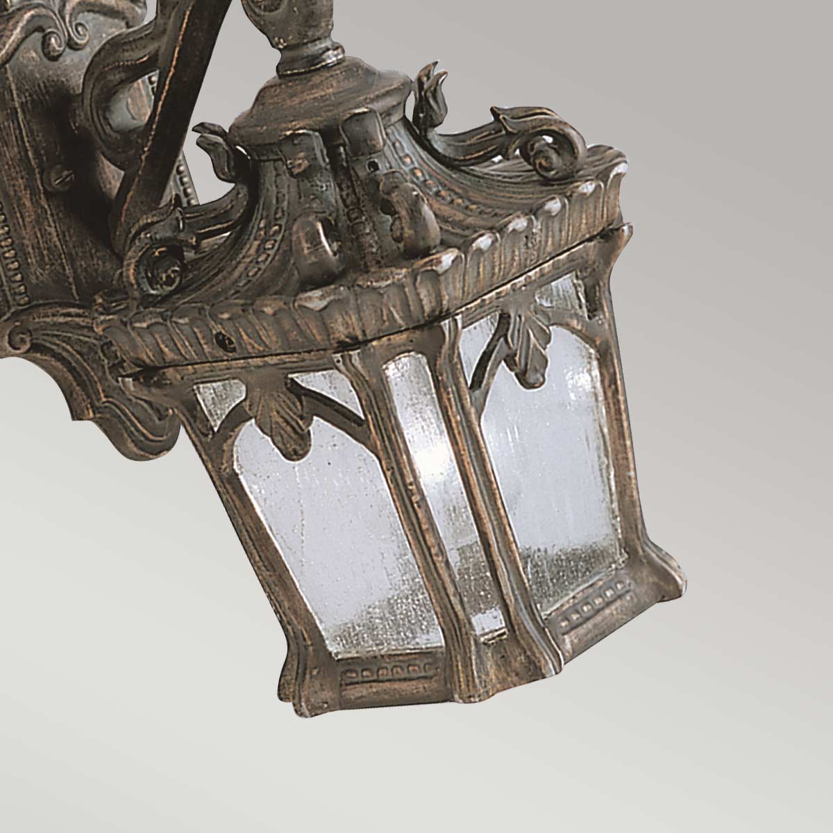 Détail du bas du lanterneau et des cabochons de verre martelé.