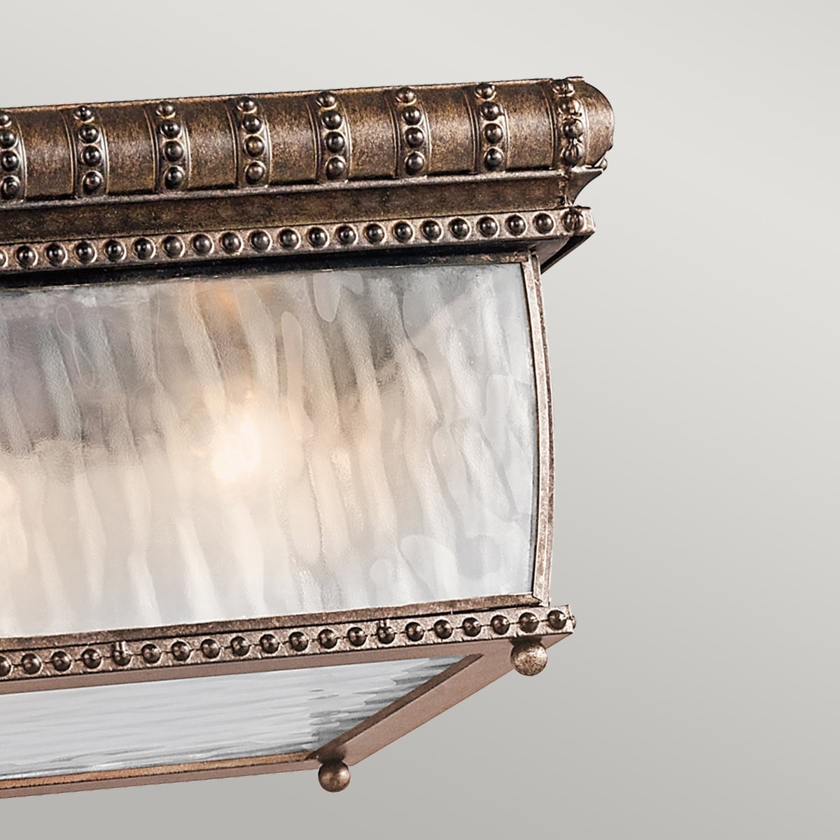 Détail du bandeau supérieur en bronze vieilli, alignements de billes décoratives et verre givré