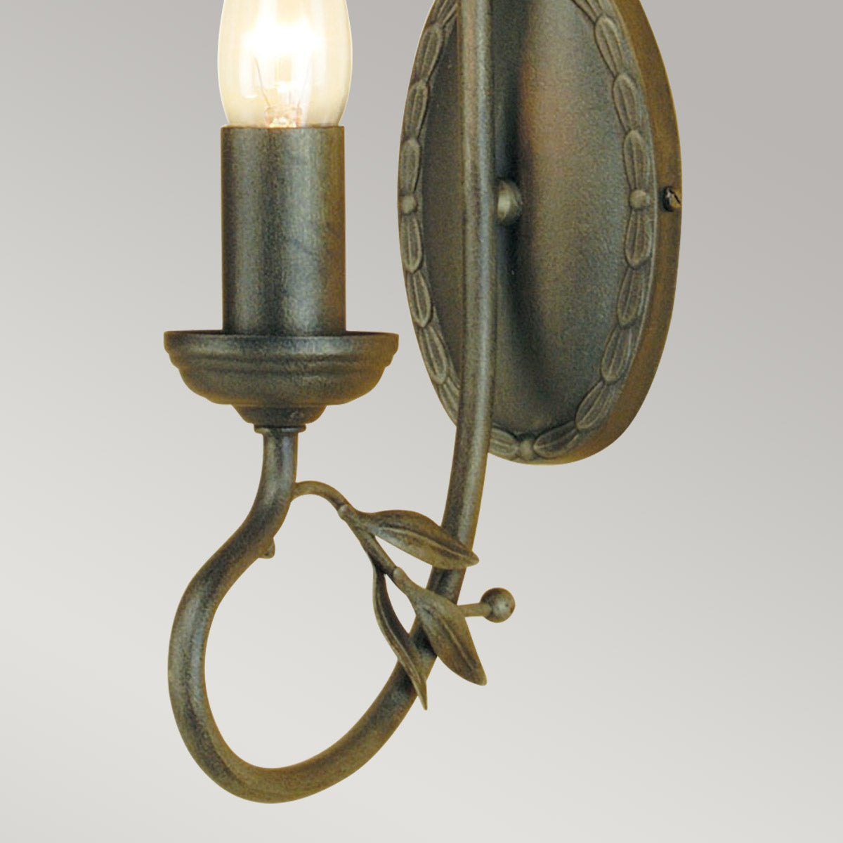 Détail du motif de feuillage et de la boucle cintrée du bras