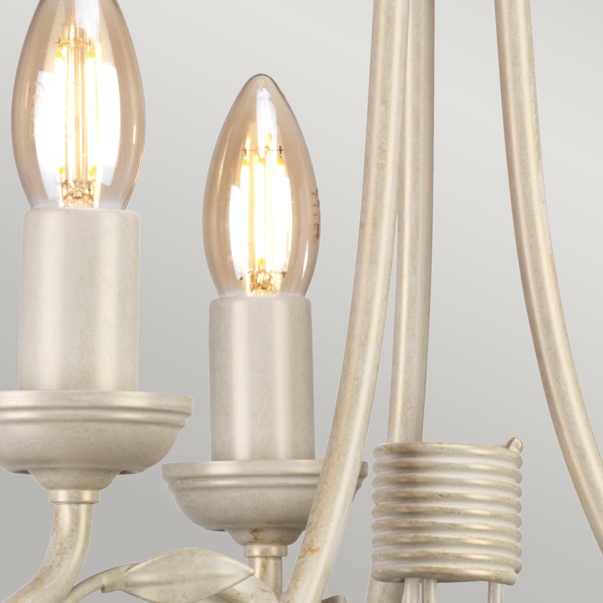 Détail des ampoules flammes et douilles, avec enroulement métallique central du lustre.