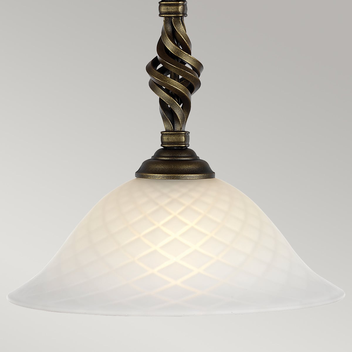 Détail de la tige métallique torsadée et de l'abat-jour en verre givré