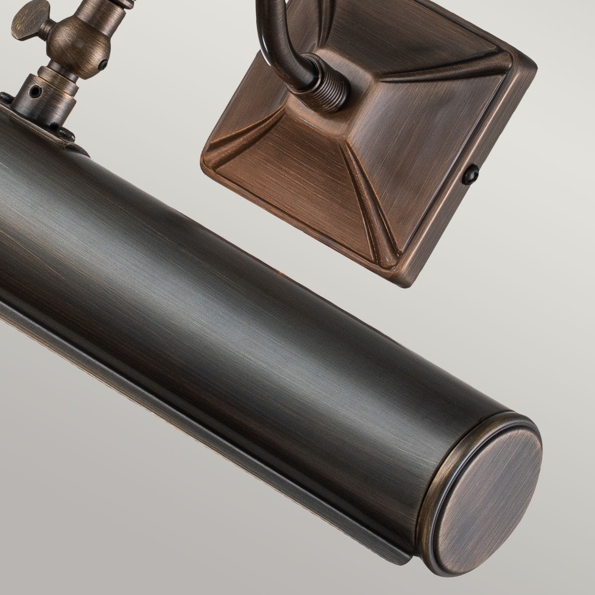 Gros plan sur le tube cylindrique et la finition bronze brossé