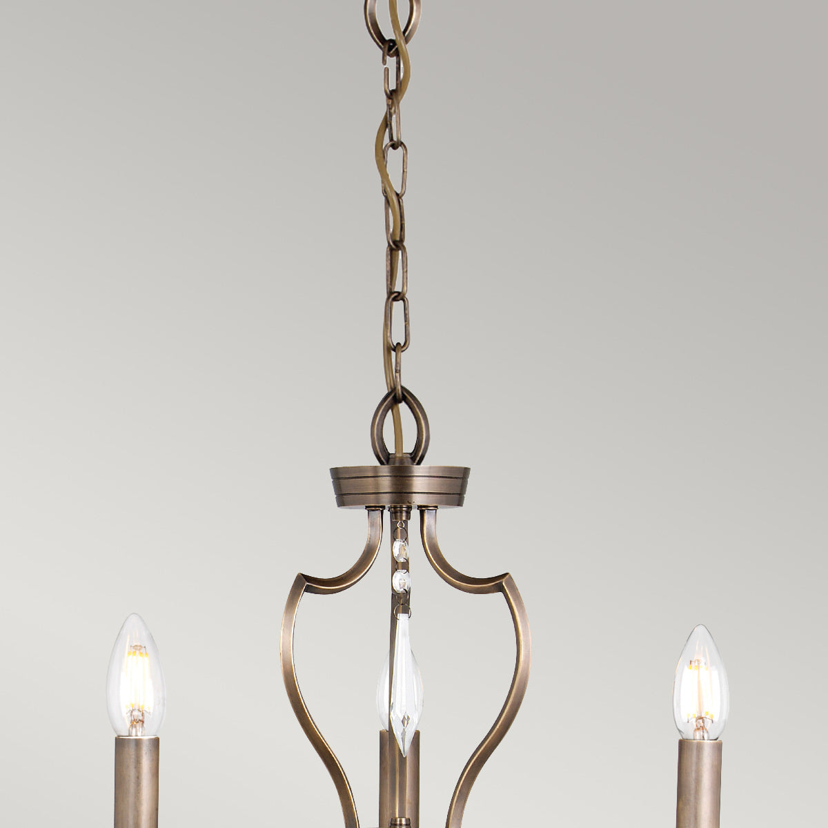 Détail du haut du luminaire, chaîne bronze et coupelle fixée au plafond