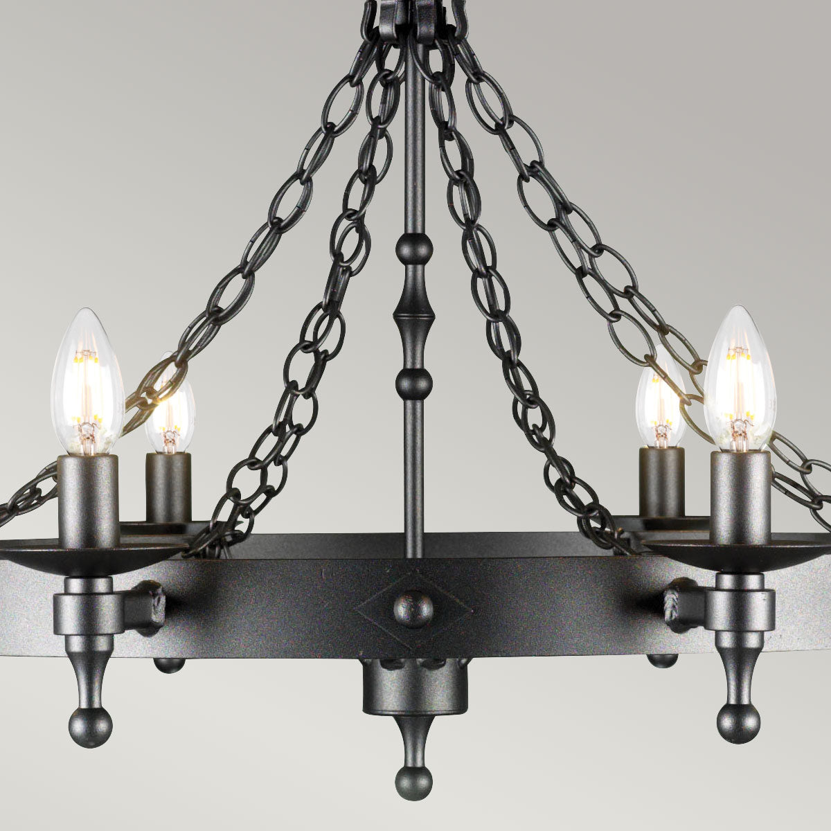 Détail du centre du lustre avec tige centrale, chaînes et douilles apparentes