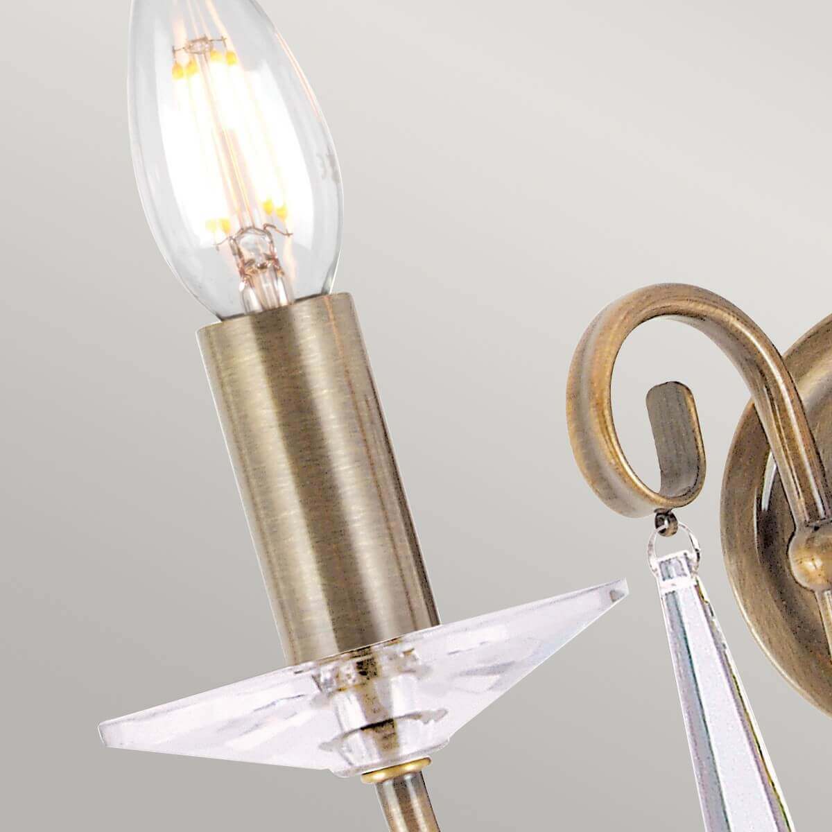 Gros plan sur la douille et la coupelle en verre transparent d'une lampe.