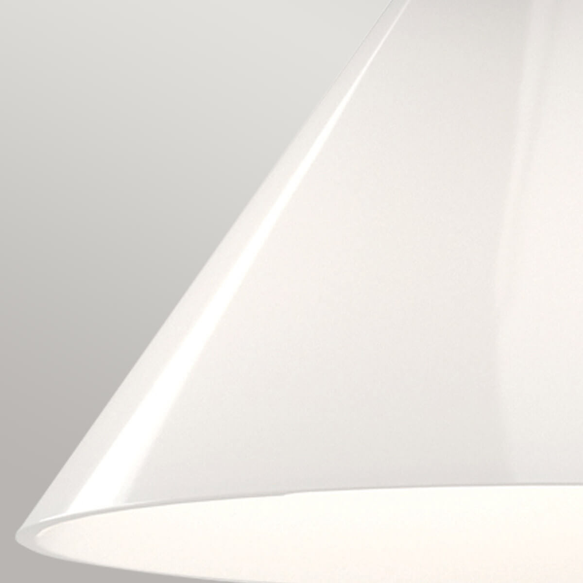 Gros plan sur la surface lisse et translucide du diffuseur en verre opale.