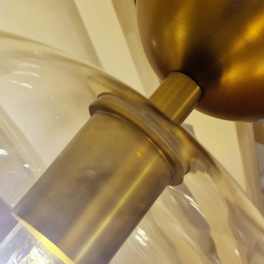 Détail de la douille cylindrique en métal doré et de son raccord fileté